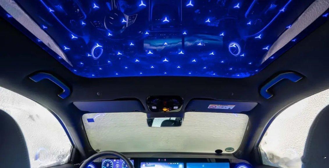 新一代纯电奔驰GLB内饰发布！新车采用七座布局，同时沿用CLA的内饰设计，全景天