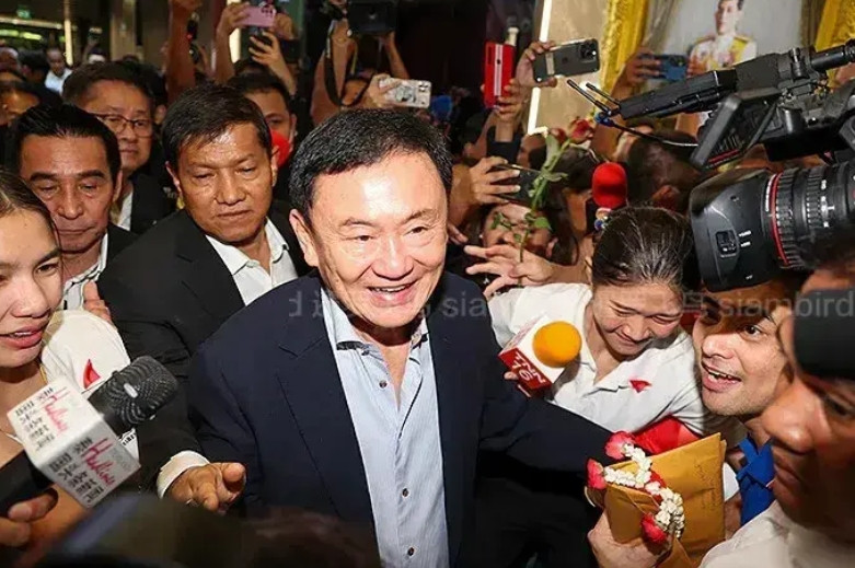 你没发现吗？洪森直播四个小时，说得唾沫星子满天飞，大骂他信叛国叛友，他信愣是没