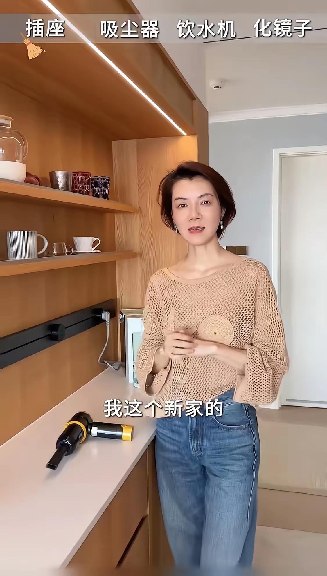 车晓，引发热议。 44岁车晓因几十元维修运费与客服较劲上热搜，被赞“消费降级