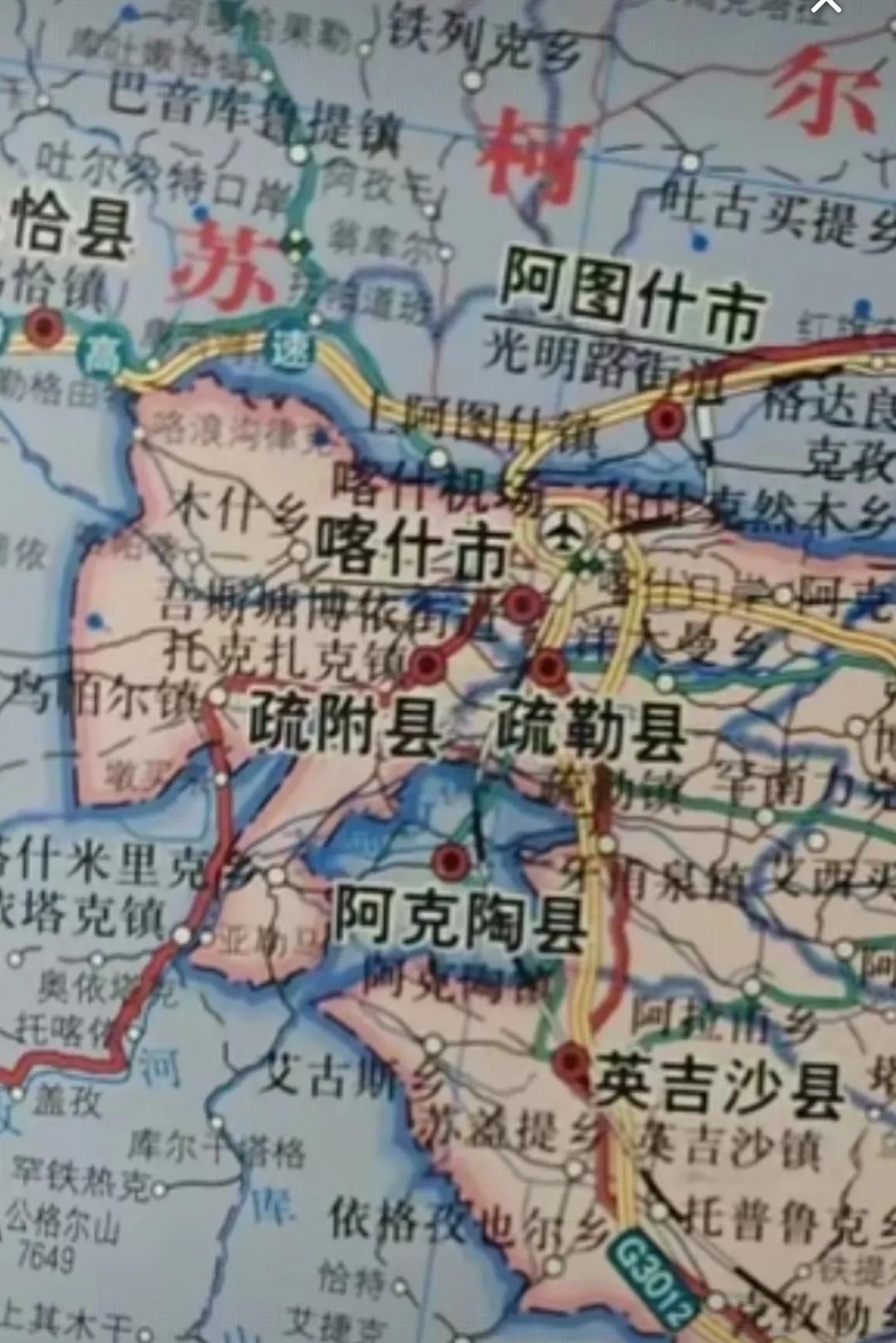 克州的阿克陶县县城所在地挺有意思的，以前都没有注意到这一块凹进去嵌入在喀什里面，