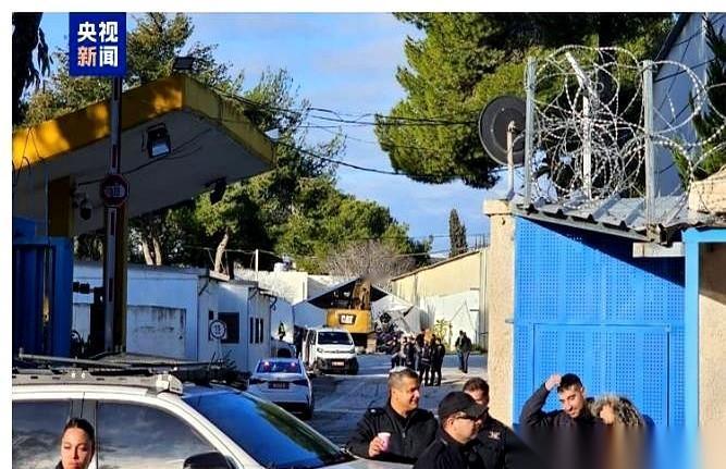 关于联合国机构被人用推土机给推了这事儿，最狠的，还不是铲平房子。天刚蒙蒙亮，一