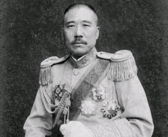 1934年3月，孙殿英在与四马联军激战数月后，遭到惨败，七万大军折损大半，在撤逃