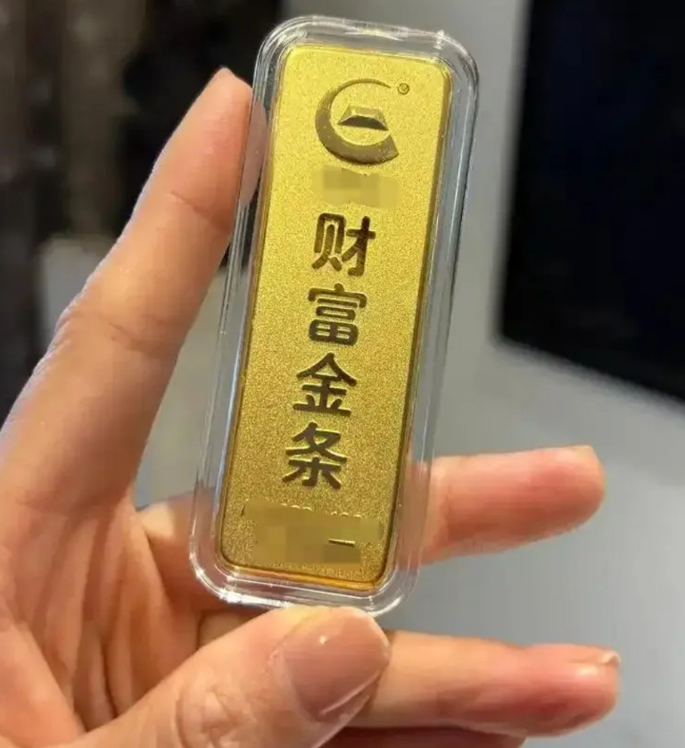 黑龙江哈尔滨，一女子看金价长的很猛，大年初二，她在金价每克640元时，花6500