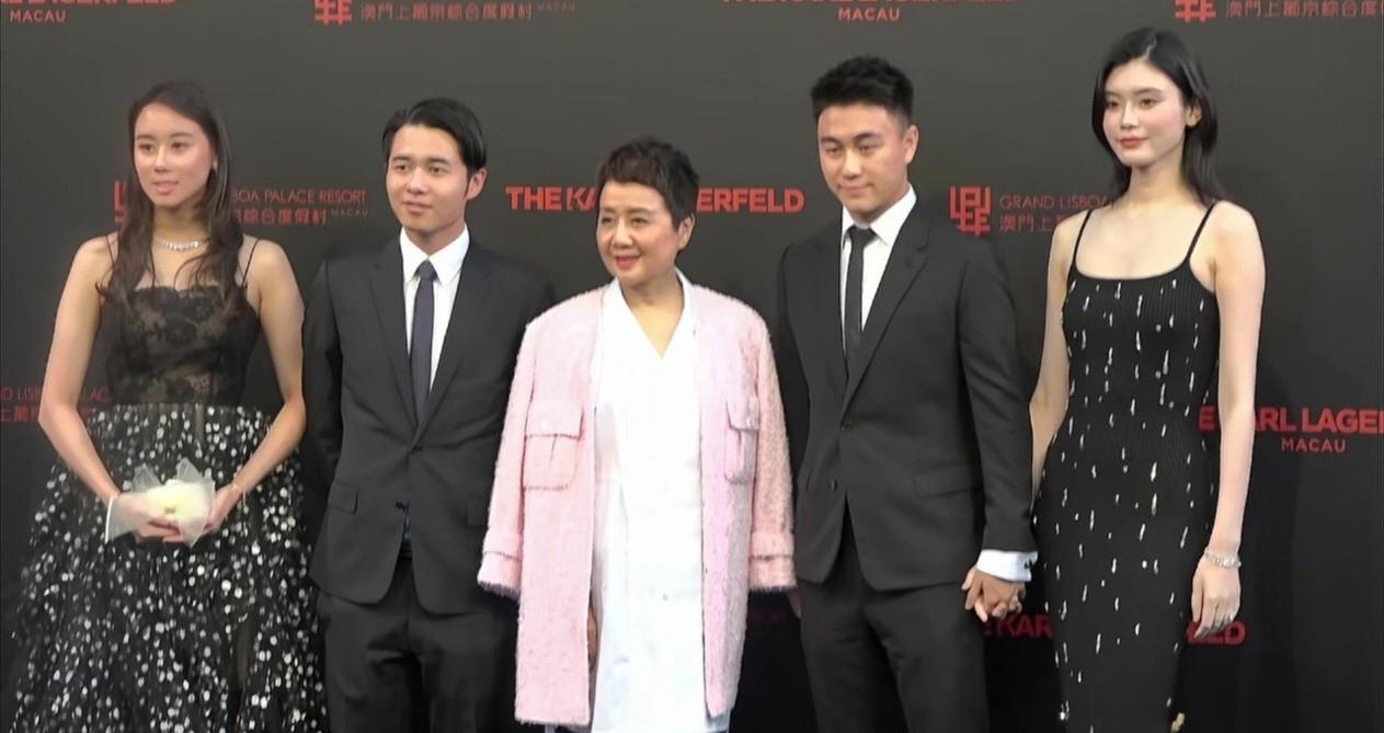 2023澳门老佛爷酒店开业红毯，赌王四太梁安琪携子女何超欣、何猷亨、何猷君，还有