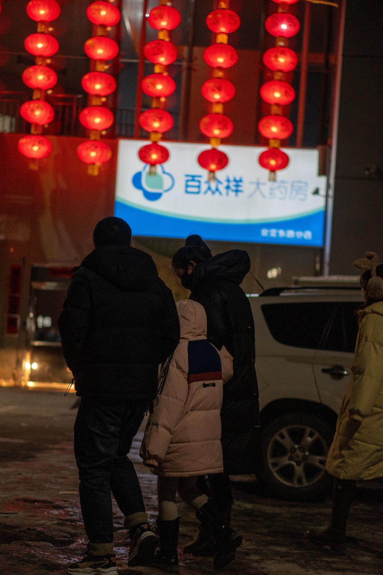 不知不觉我竟然变成了没苦硬吃的中年妇女。晚饭的时候，我炖了一条草鱼，香气扑鼻