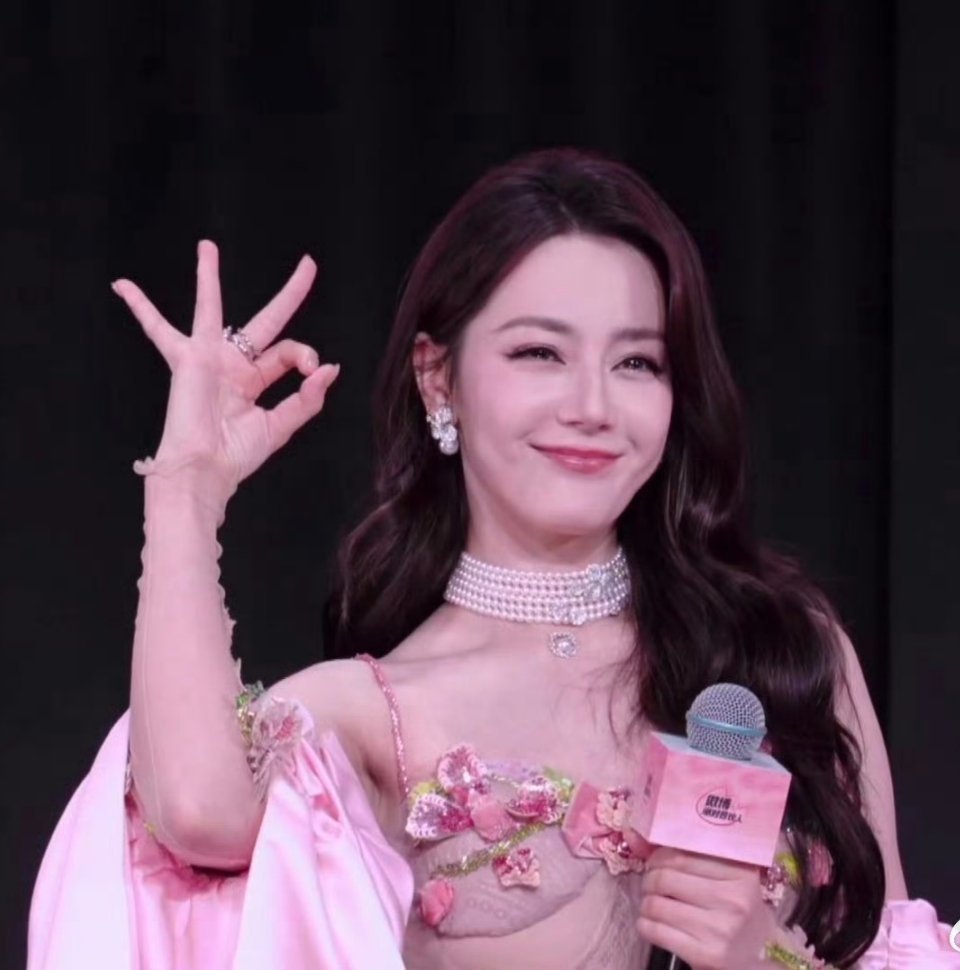 迪丽热巴见面会花仙子来了，美丽动人啊​​​