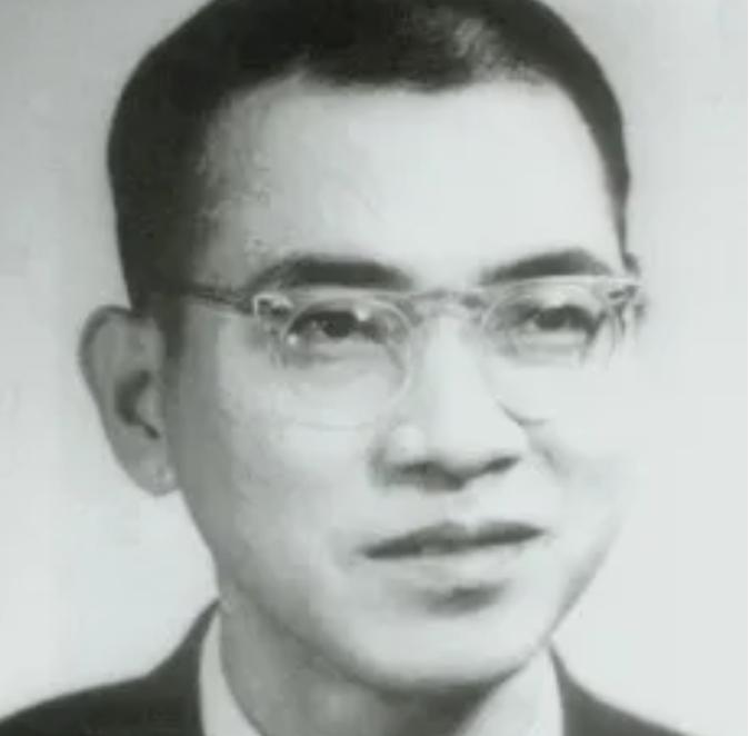 1953年，陈景润毕业后分到北京四中教书，学校却因口齿不清辞退他。之后他摆摊租书