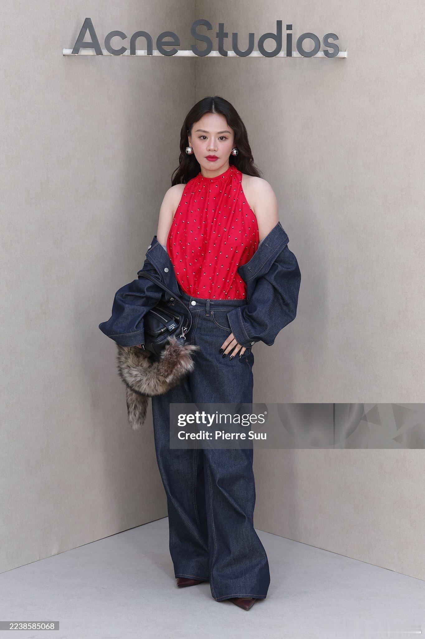马思纯亮相AcneStudios2026春夏秀场，身穿品牌2025秋冬系列。