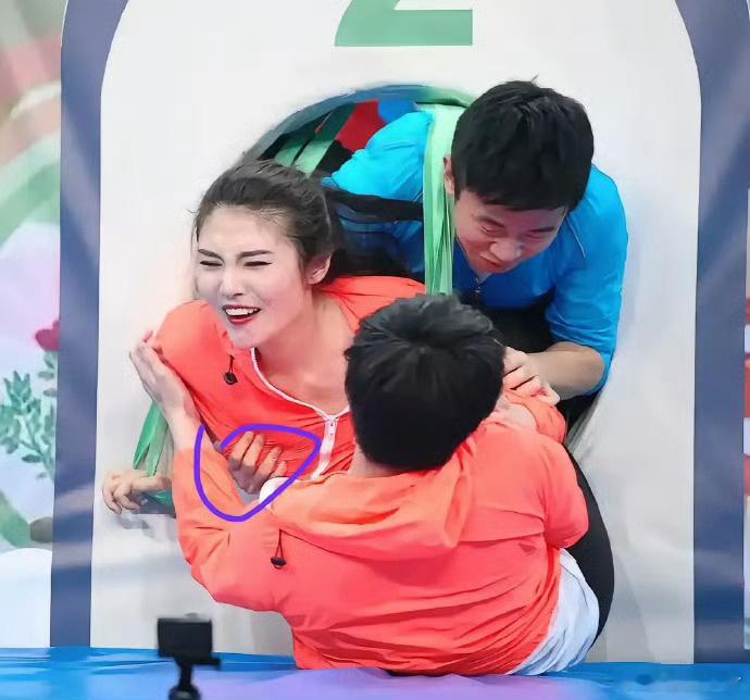 这是什么综艺这手是故意的吧？