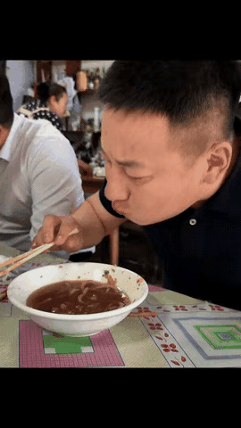 笑死了，还以为她拿人民币支付，都好奇的看着呢？