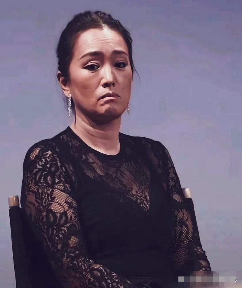 一身黑色蕾丝，没有笑意，嘴角轻抿，神情带着淡淡的怅然，无声的情绪写在脸上。