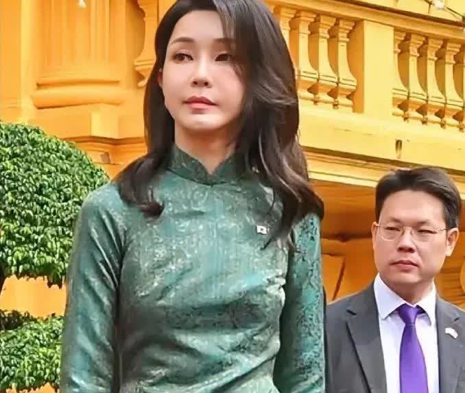 “伊锡悦进去了，最难过的是金建希，真怕她熬不过去！当地时间7.10日尹锡悦已经被