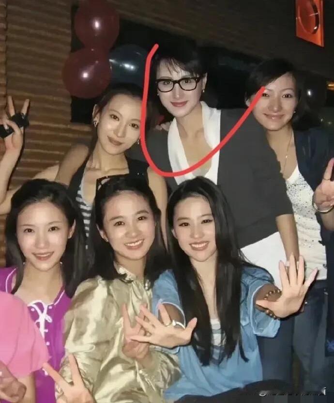 一直以来很多人吹捧刘亦菲的颜值，跟她朋友们的一起合影中，其实她也不是最好看的，所