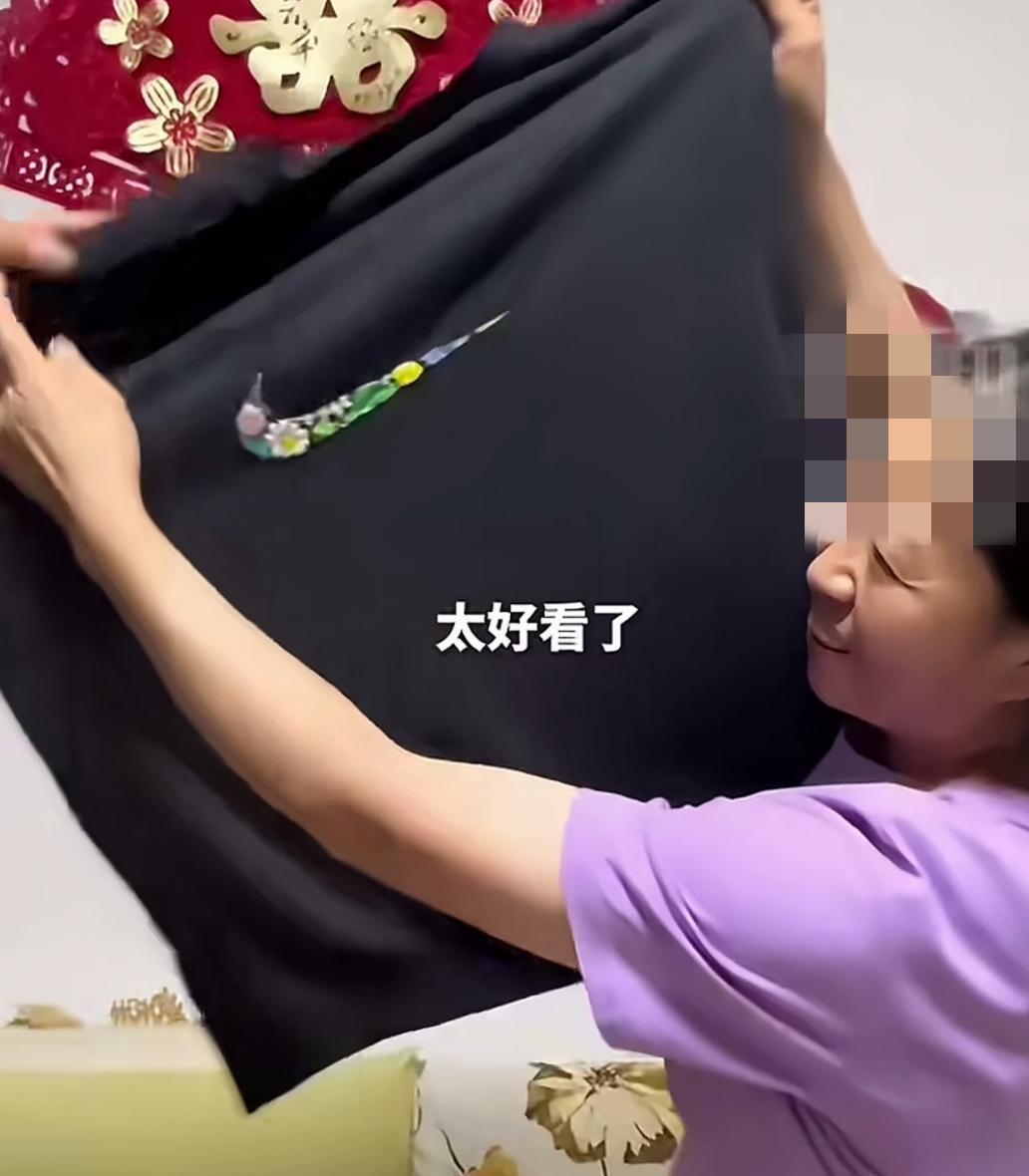 耐克这波操作，确实给自己上了大分，妈妈收到了来自耐克官方的礼物，孩子也是喜笑颜开