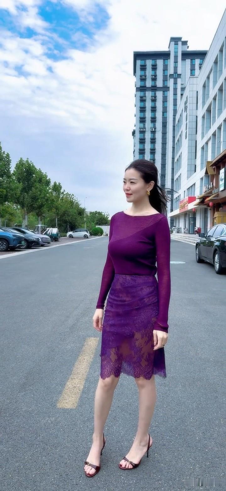 这姑娘穿着紫色蕾丝裙挺美。