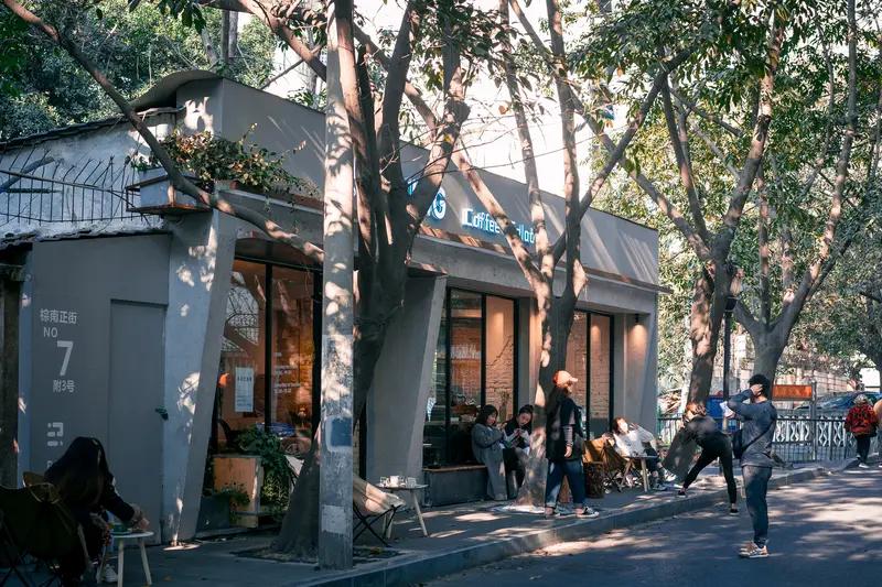 5月20日消息，百万粉丝女网红在成都“日落甜茶·莉莉岛”饮品店上厕所时被针孔摄像
