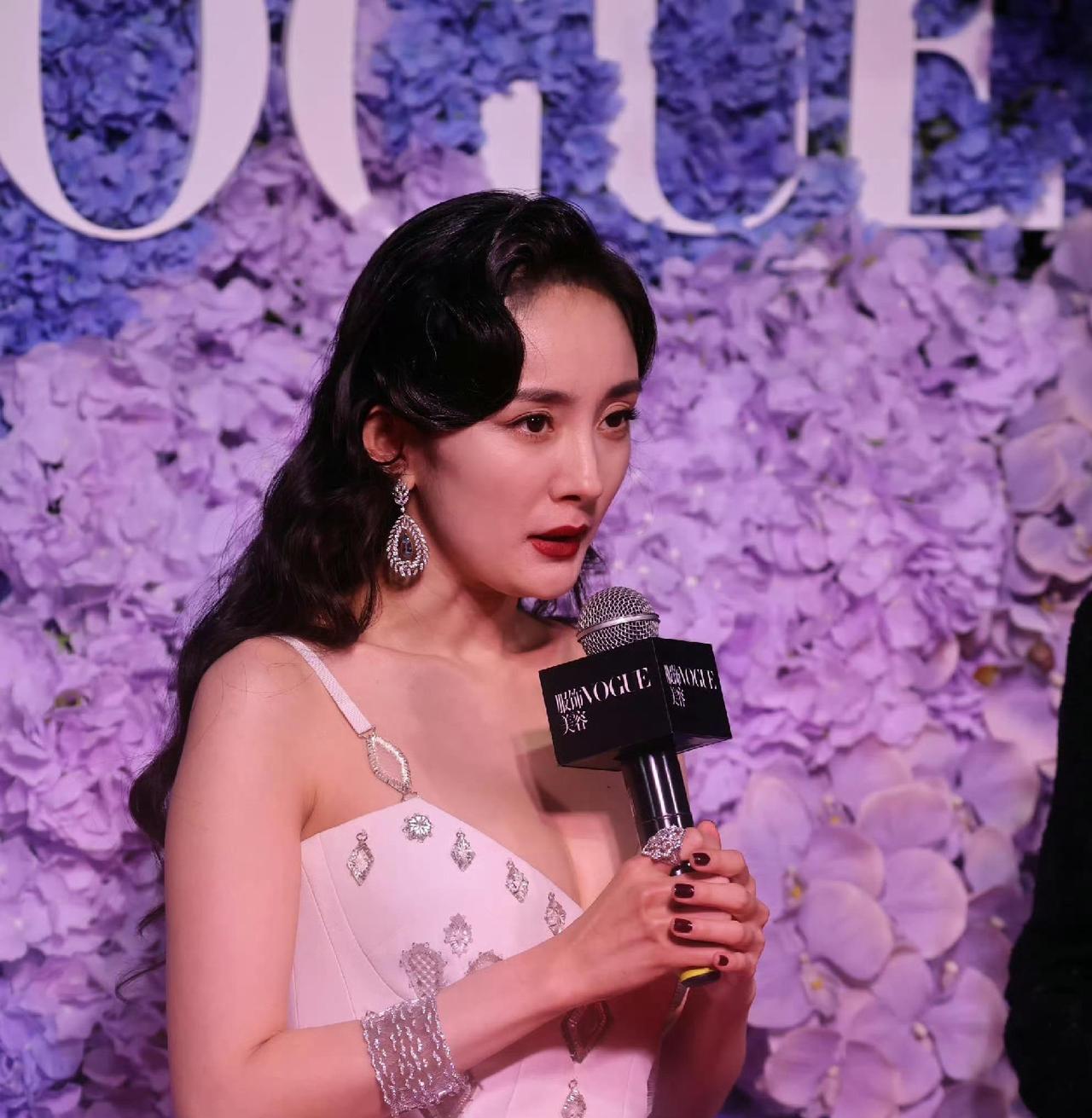 杨幂，时尚与健康兼备。多年稳居时尚前沿，各类高定礼服、日常私服随心驾驭，穿