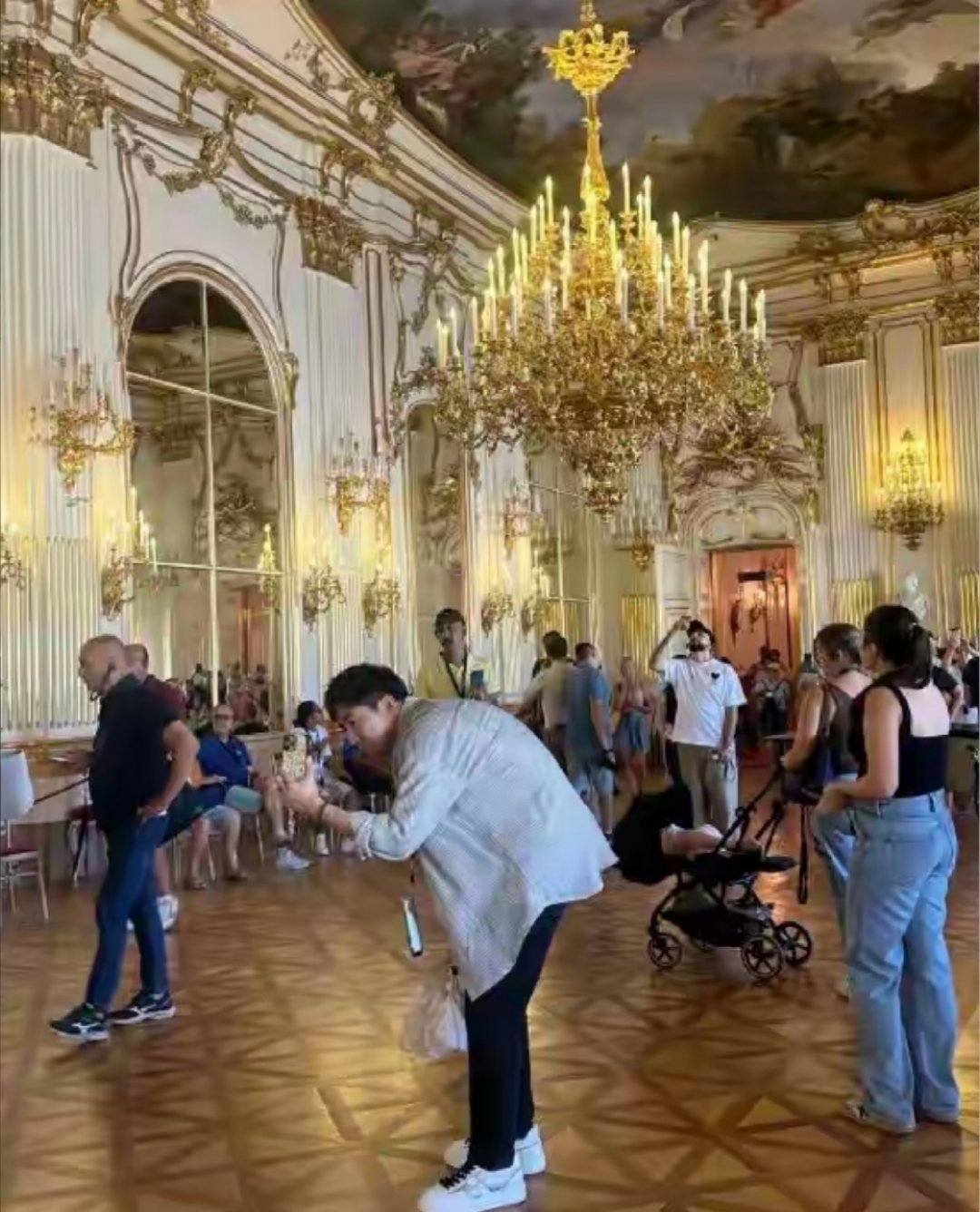 俞灏明王晓晨牵手回家俞灏明和王晓晨又被拍到甜蜜同框啦！3月25日深夜，两人吃完火