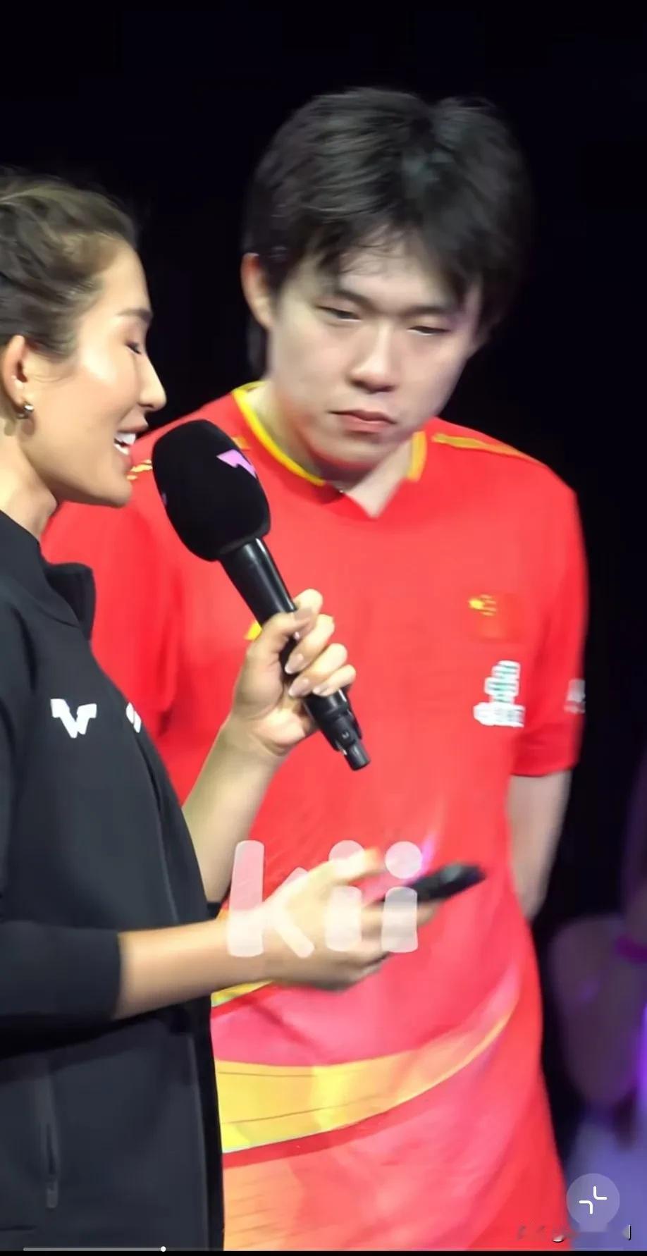 哪有人看别人主持人提问稿的啊小莎，小莎每次光明正大的看不仅看还