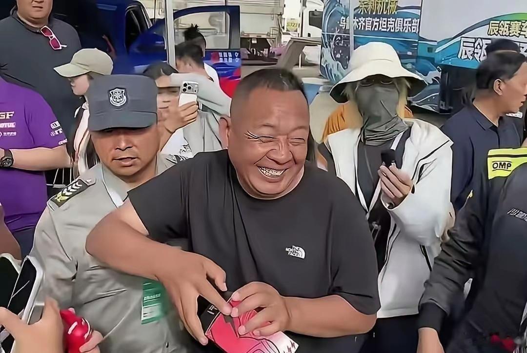 于东来幽默是天生的！有人大声问他，能不能修修胖东来地库，说长城车太高进不去。没想