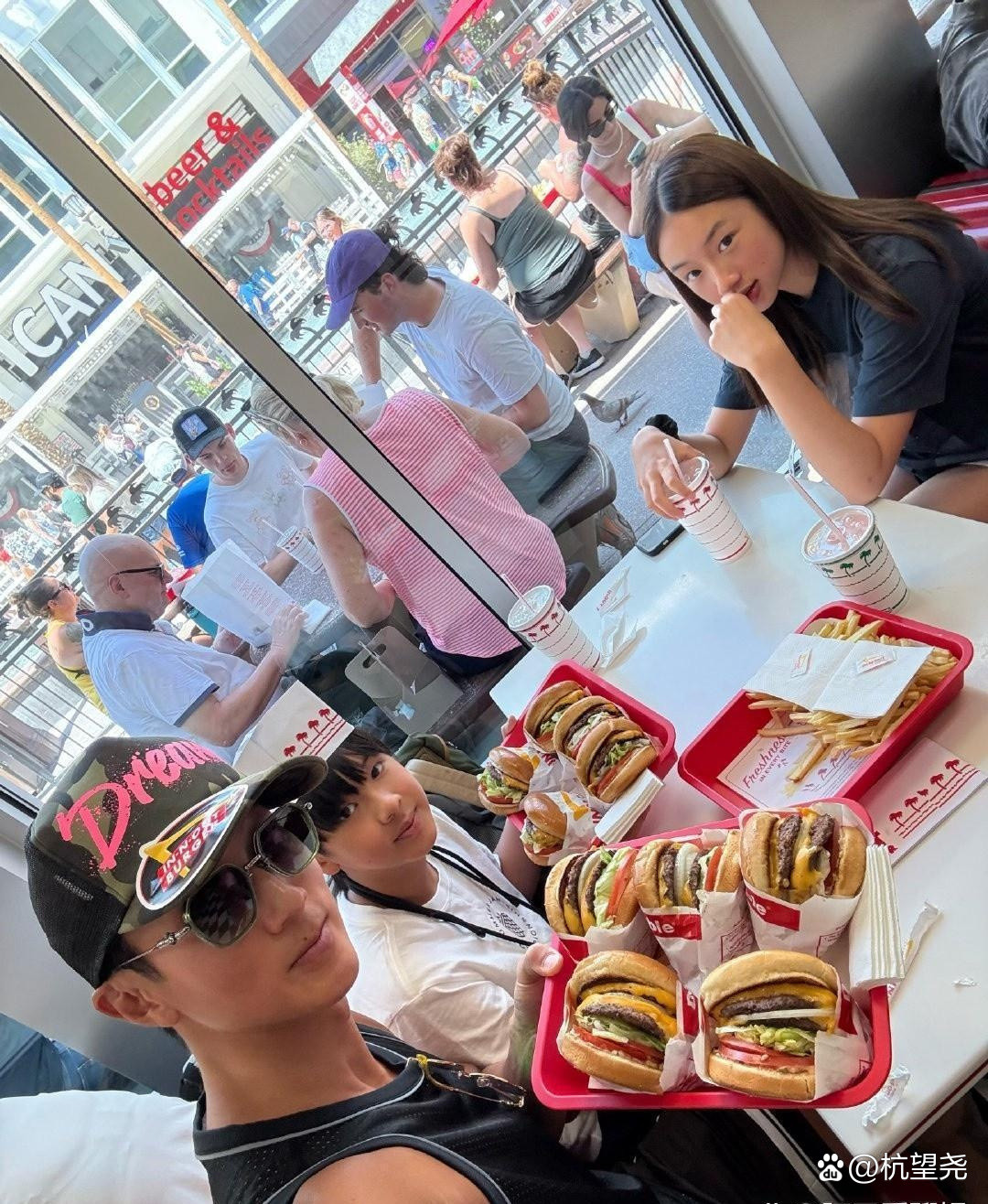 吴尊一家四口外出游玩，居然直接点了10个巨无霸汉堡，这么多分量，得吃到什么时候！
