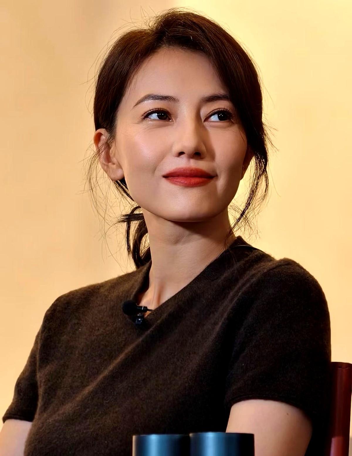 高圆圆父亲高俊峰,清华大学物理专业,中国宇航局航天工程师。母亲于丹丹,国家航天