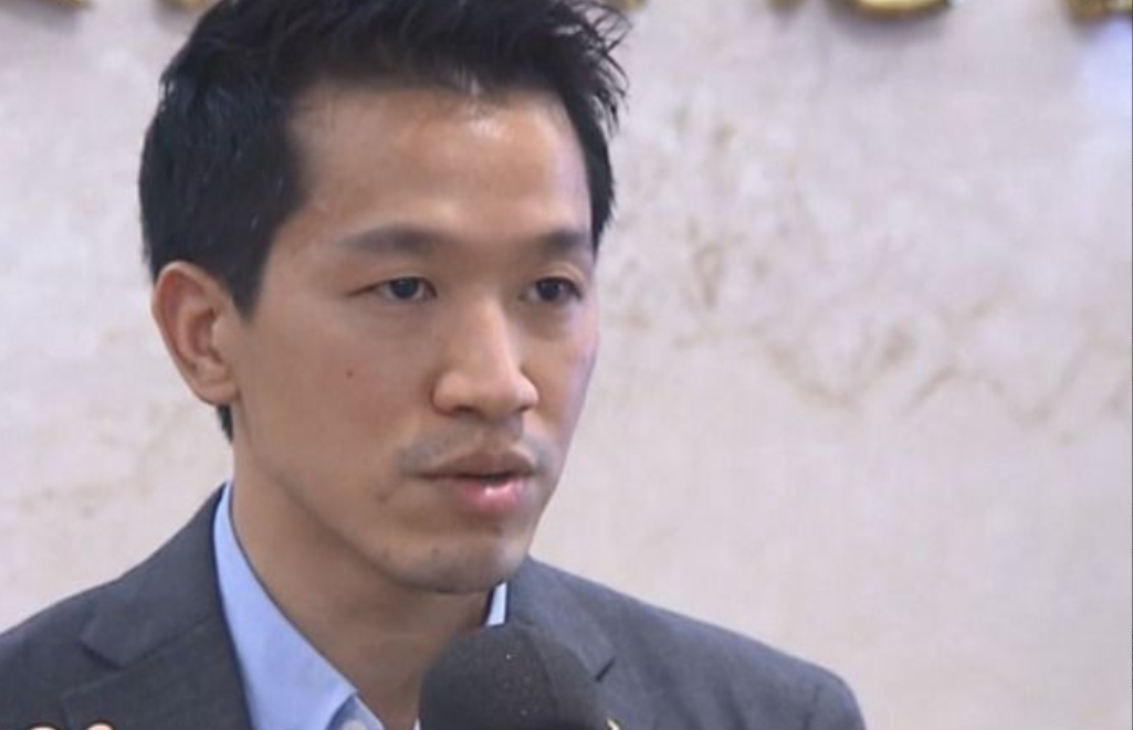 赖清德办公室副秘书长何志伟21日拜会国民党党团总召傅昆萁，盼尽快开会解冻预算。他