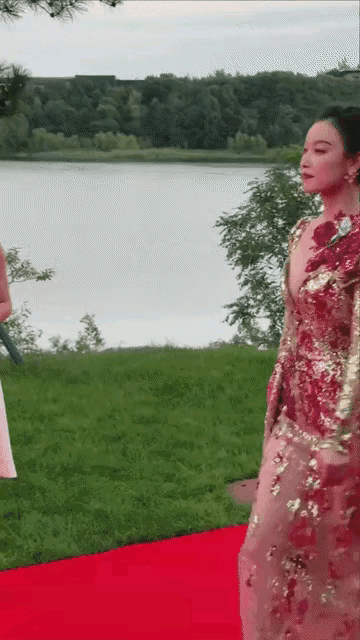 倪妮的这一笑，直接打回原形，不装了。倪妮迈着婀娜的步伐，走到红毯上，身上穿着金