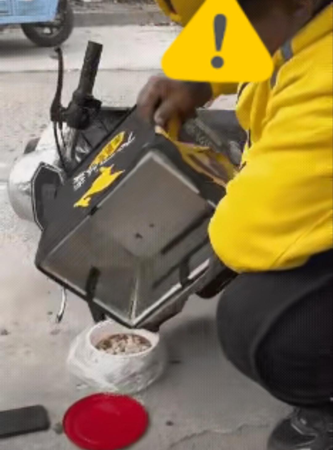 这样的外卖你还敢吃吗？一外卖小哥骑车翻车，箱内餐食撒落，他竟将剩面、汤水倒回