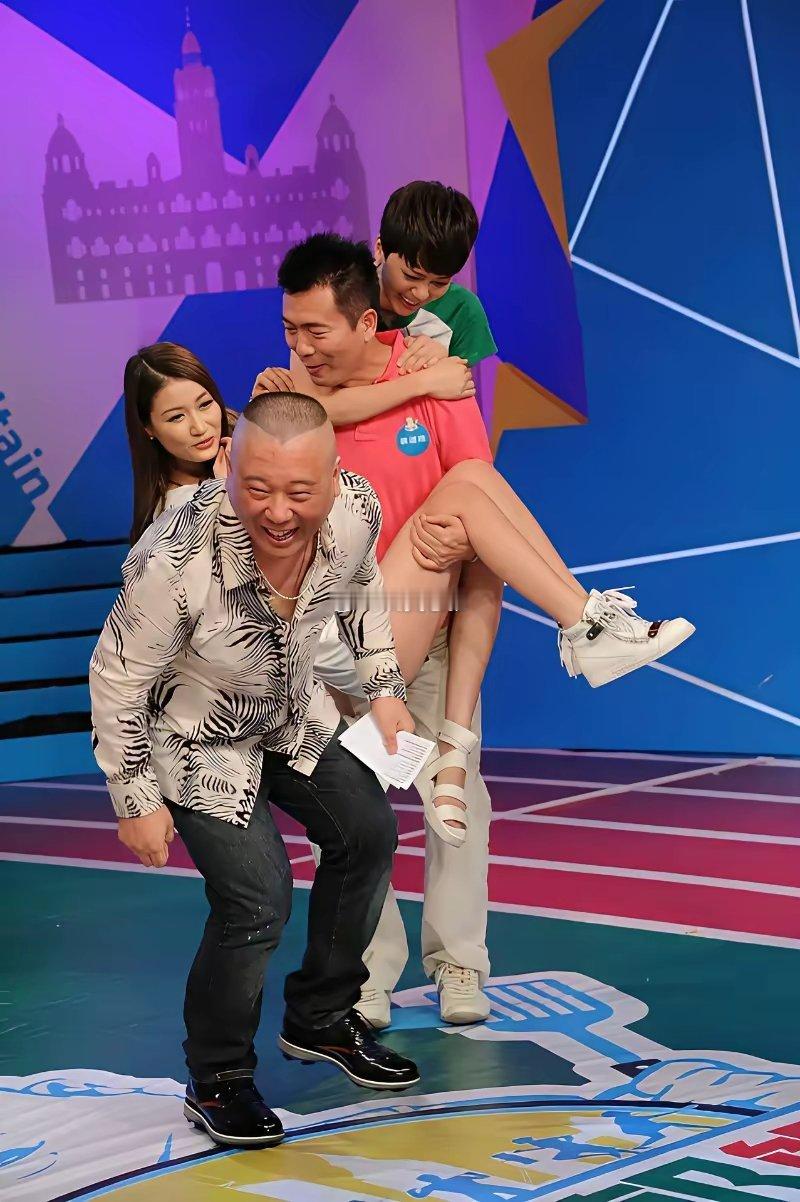 黄健翔与郭德纲都离过婚​黄健翔抱抱美女郭德纲笑憨了这是什么栏目​​​