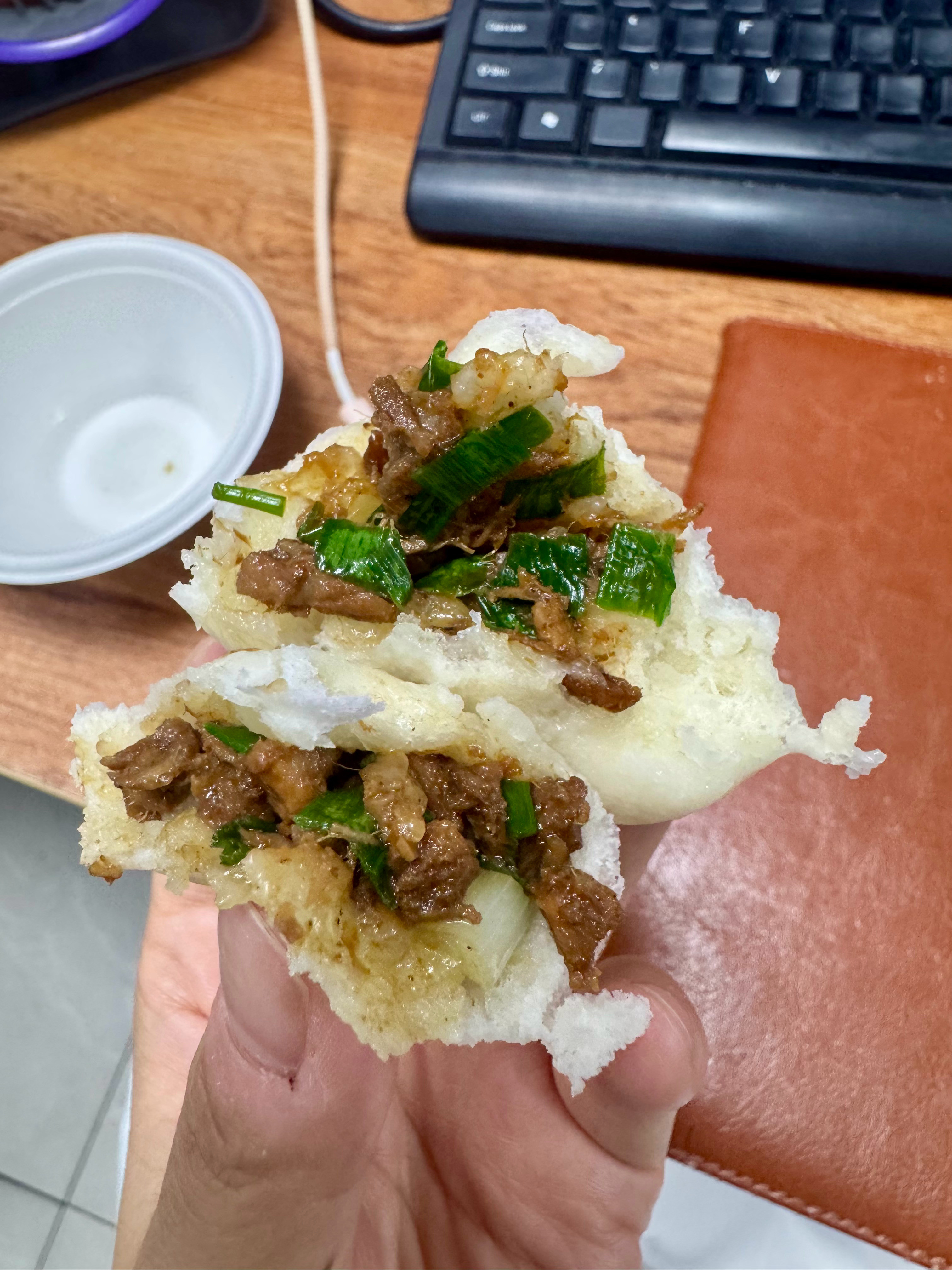 就说这小笼包诱人不，喜欢瘦肉多多的，每次吃外边的小笼包都必须一口闷，不去看不去