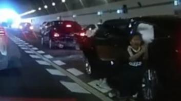 广州隧道这一跪太戳心！10岁娃跪地救母，路人秒变