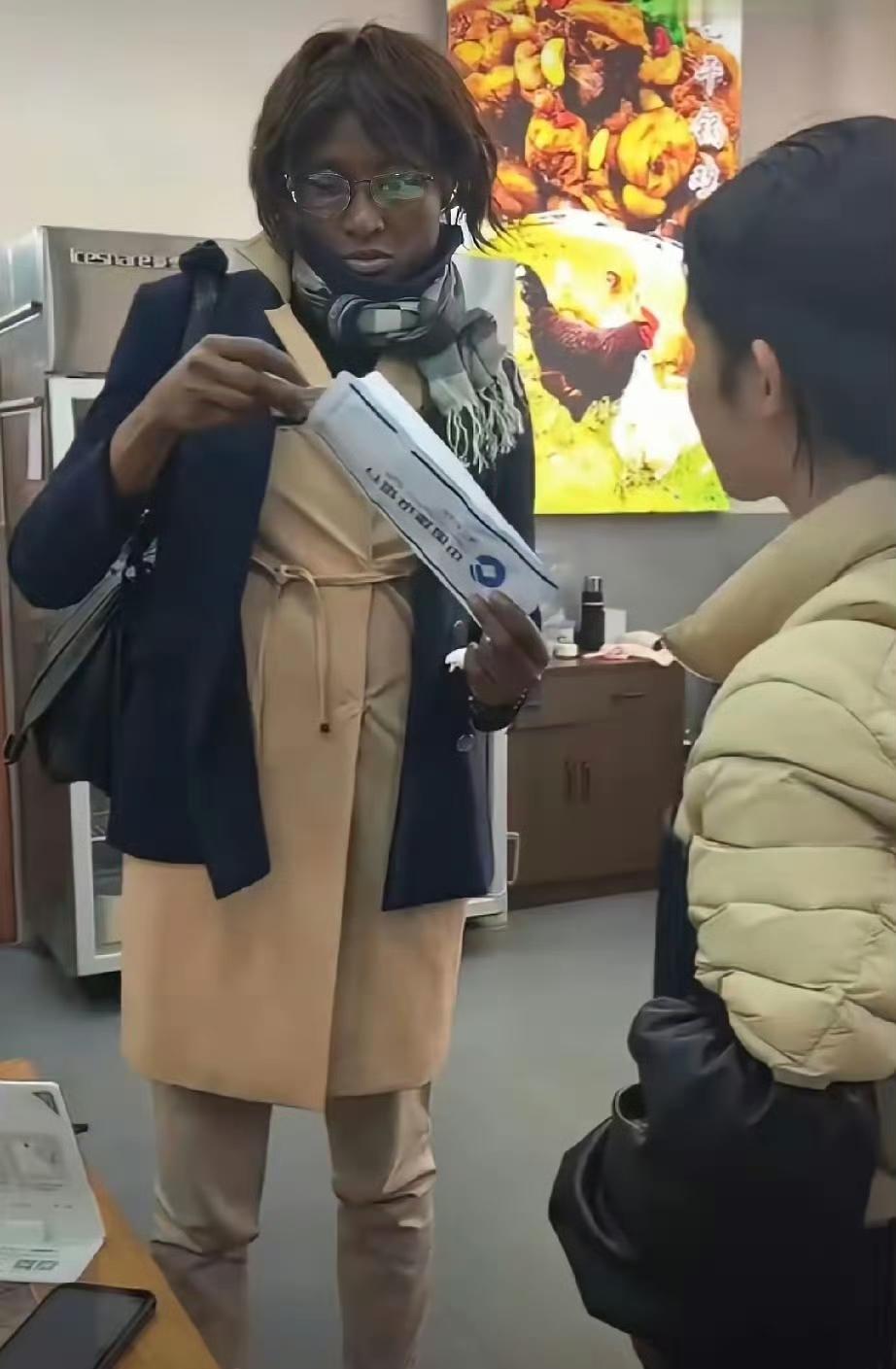 浙江某餐厅，黑人女子来就餐。菜做好了她说没钱了，给张银行卡密码不知道。老板无