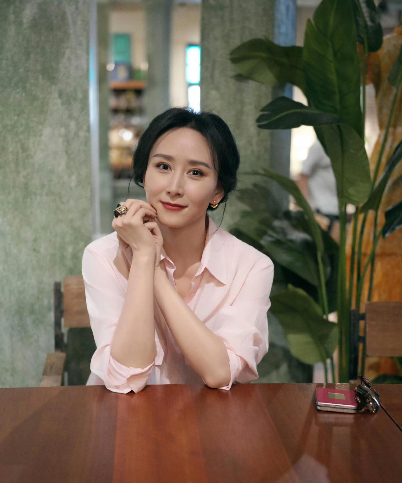 #胡静#一身柔和的粉色套装，在充满生活气息的空间里，与绿植、复古色调相融，每一个