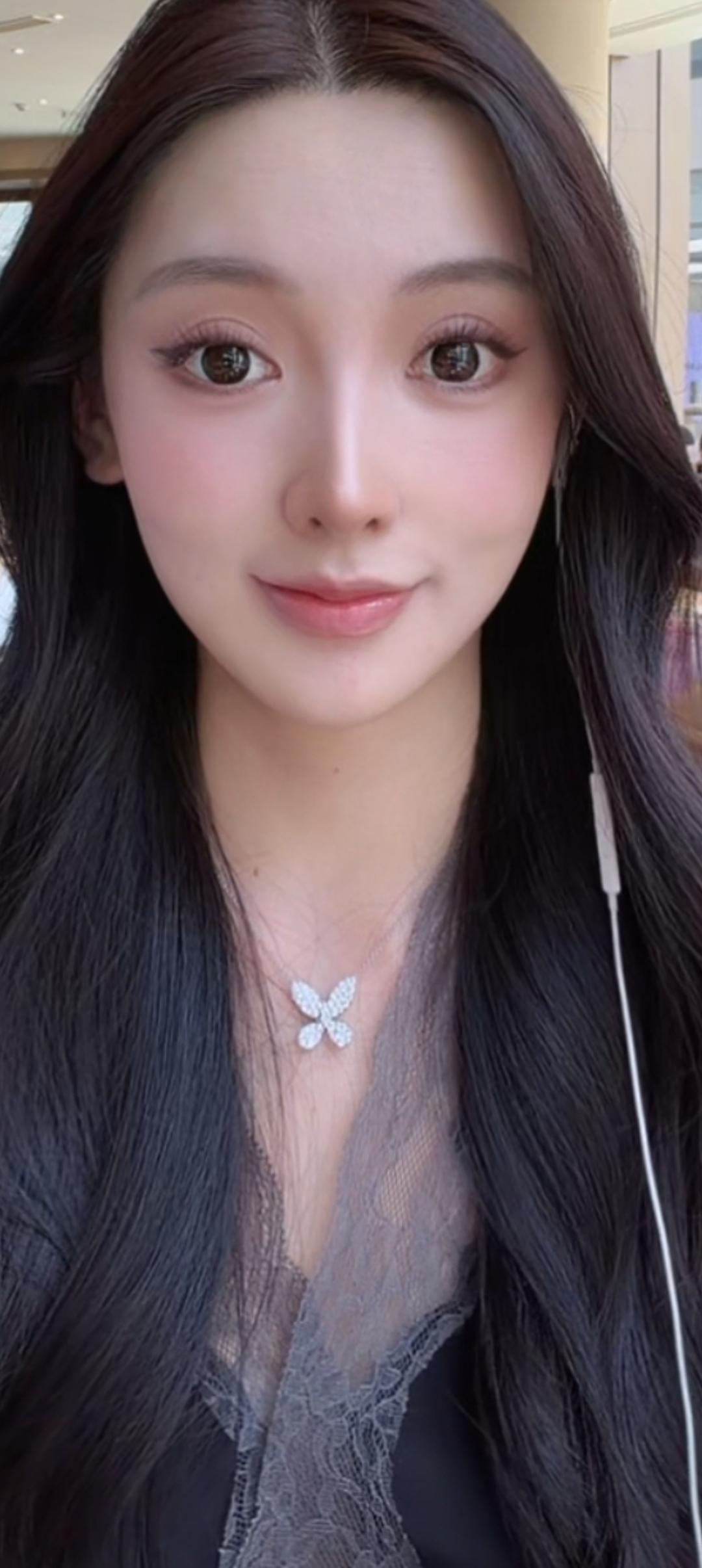 长发美女戴耳机，微笑面对镜头。