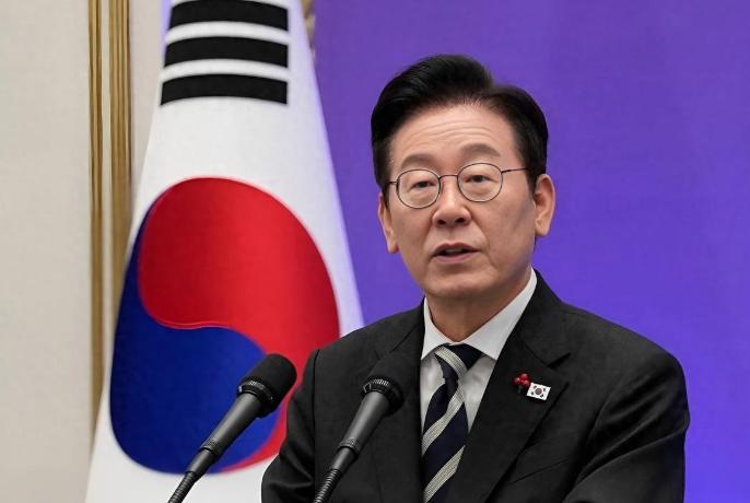 好评率刚跌破40%，韩国总统李在明彻底坐不住了！8月30日他一把掀翻近三分之一内