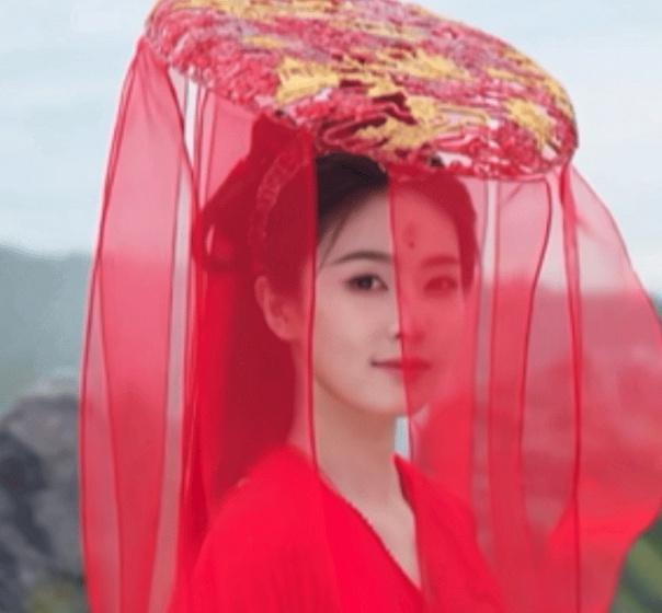 我笑得不行，有人说白鹿剧里的造型弥补了古偶剧果盘不能顶头上的空白。