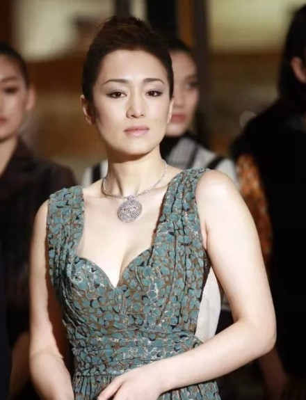 有一次，主持人问巩俐：“为什么要放弃中国国籍，加入新加坡国籍呢？”巩俐却淡定