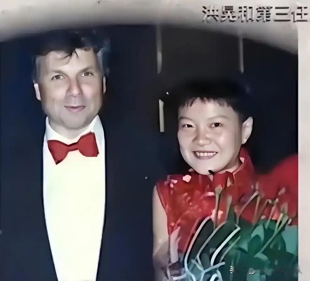 洪晃说她刚从美国回到国内时，她就是一朵非常难看的白莲花。她身上带着从工业社会回来