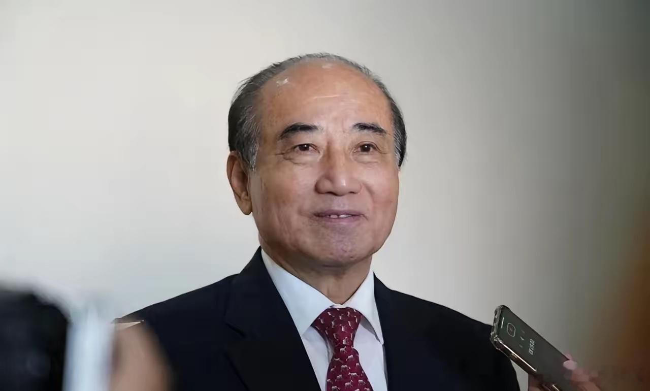 80多岁的老先生把话挑明了——“军队归大陆、外交归大陆”，这两根柱子一立，剩下的