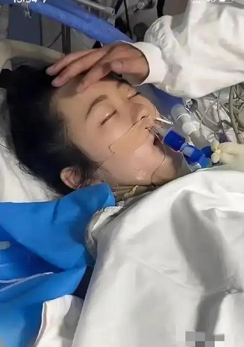 河南，女儿病危，她紧紧抓住父亲的手不放，然后断断续续地说：“爸爸，家里不是还有个