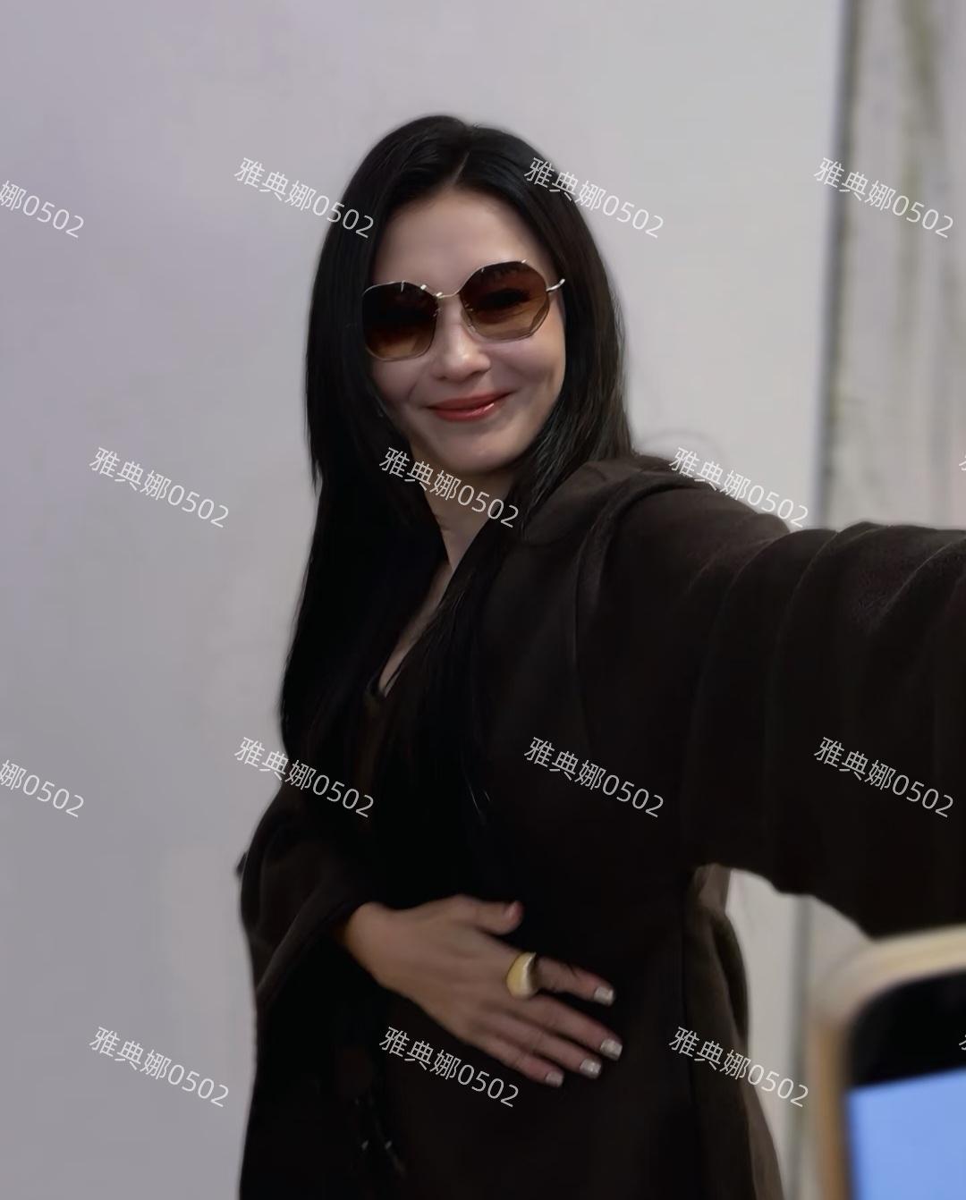 到底谁在尬夸张柏芝是大美女不老女神啊？本人明明脸很僵很奇怪！她身材既不高挑也不
