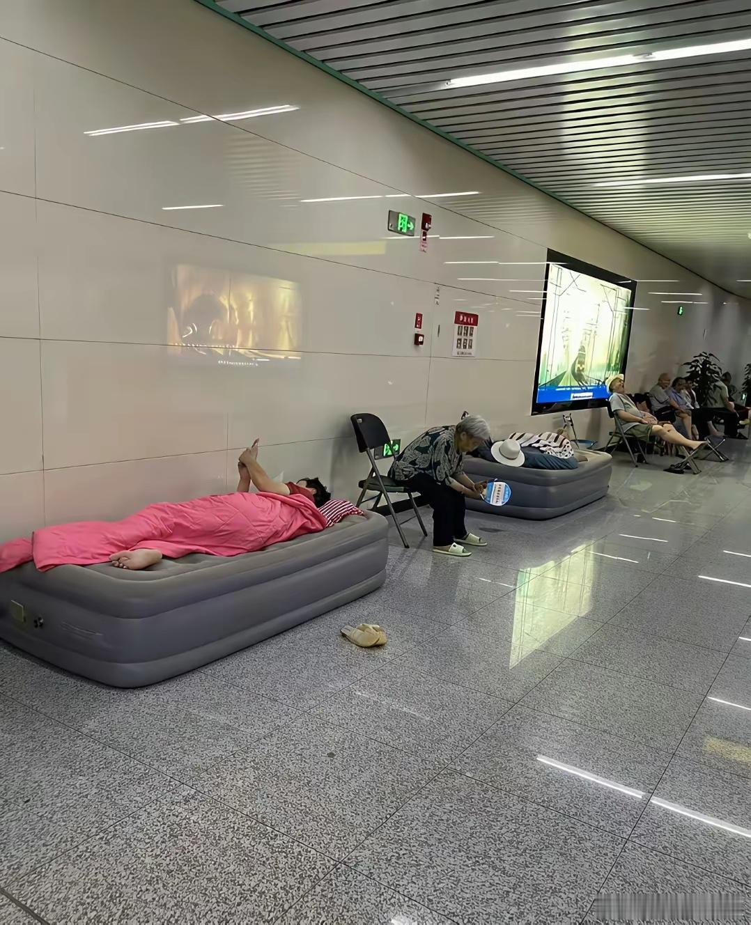 反正地铁站空调都是开着的，不蹭也是浪费，但拉吊床那位过分了！​​​