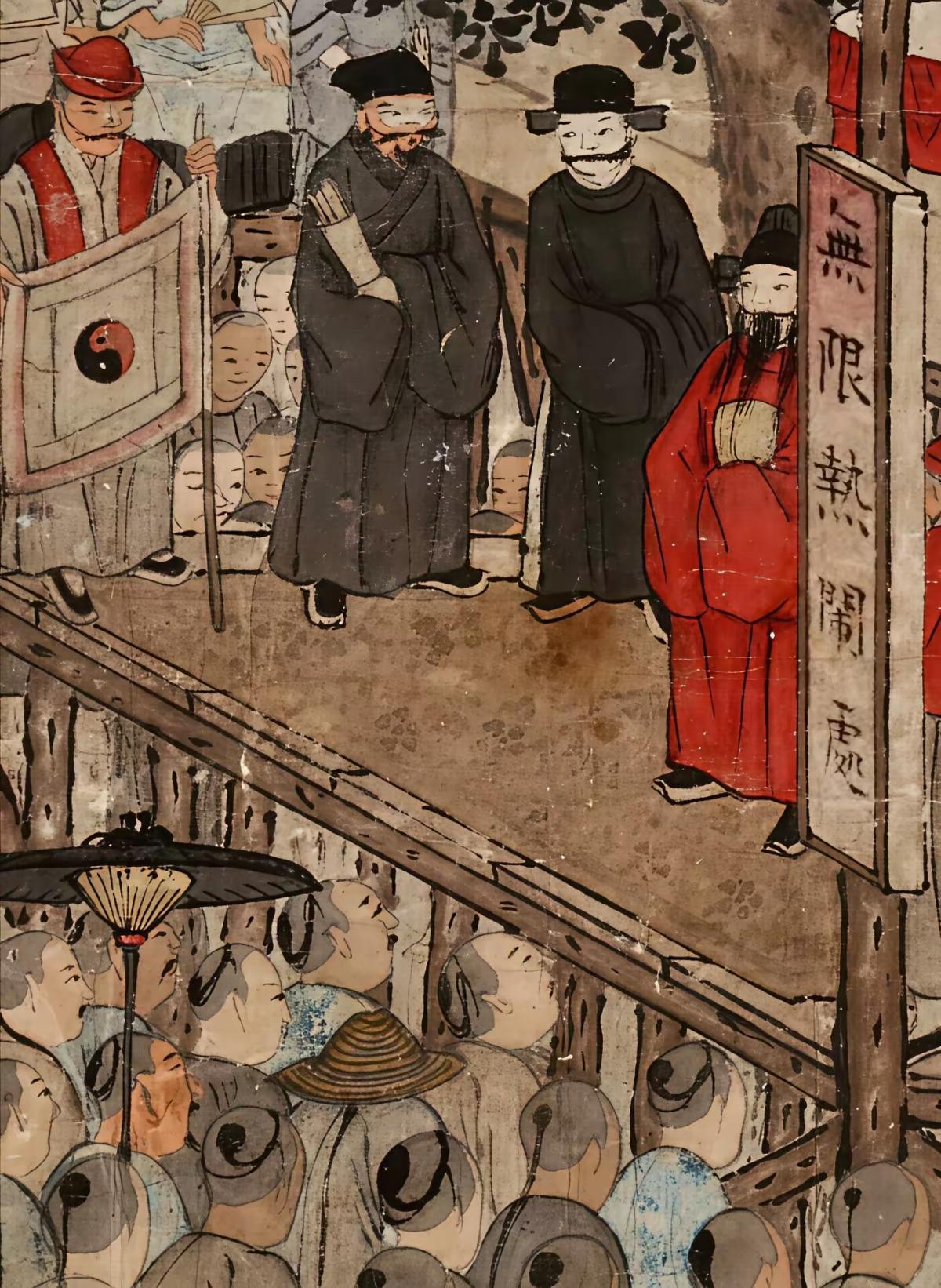 这是清朝人看戏的场景，台上大明衣冠，台下乌泱泱的金钱鼠尾辫，让人不禁感慨万千。