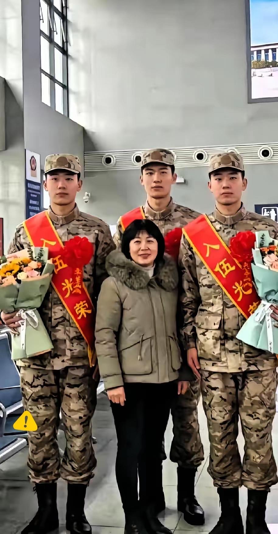 伟大的三胞胎母亲送三子参军，母亲辛苦把三个儿子养大，又无私地把他们全部交给国家，