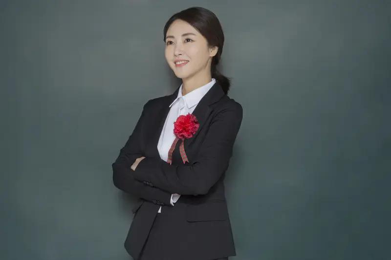 现在县区中小学正高级教师很少，凤毛麟角。就是这寥寥无几的正高级教师，还多数都是校