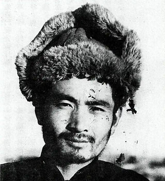1943年，姜荣泉被俘，日军决定送他去哈尔滨平房的731部队做活体实验，路上，姜