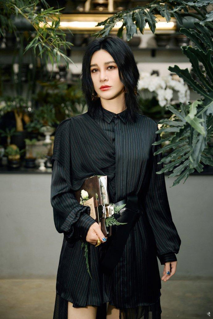 尚雯婕工伤不愧是尚雯婕！当导师眼光毒辣，点评犀利：没技巧就直说，出戏就点破，惜才