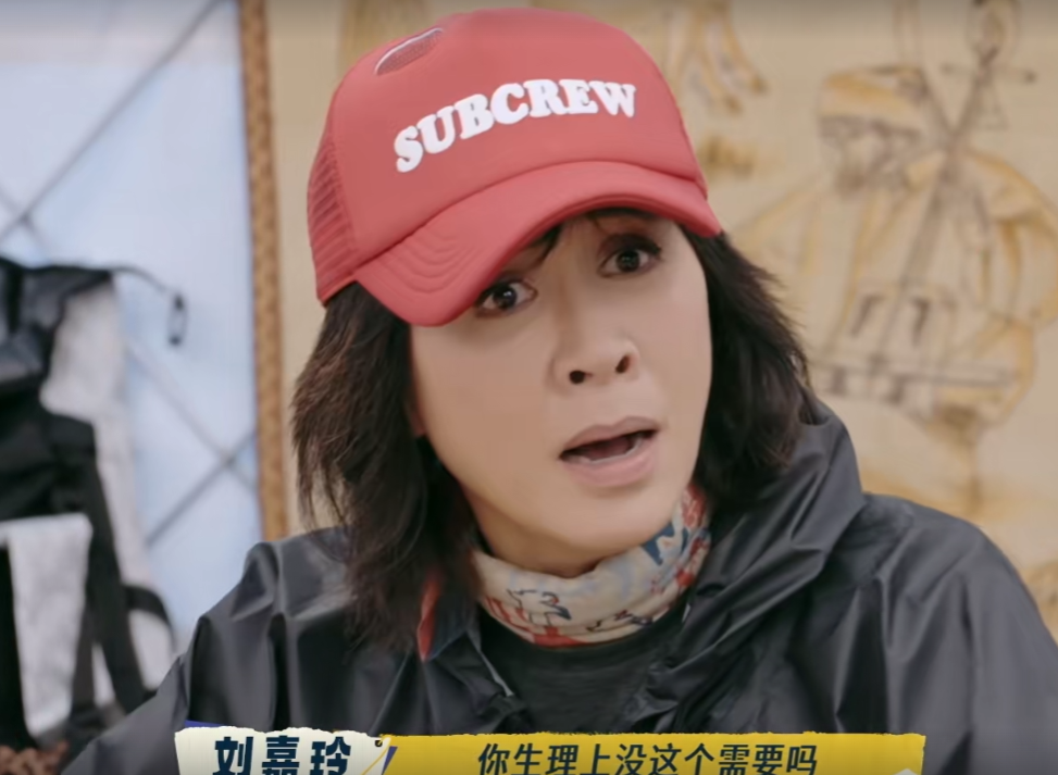 刘嘉玲出门录制《一路繁花2》时，梁朝伟叮嘱她：“这个节目女孩子多，你说话之前，停