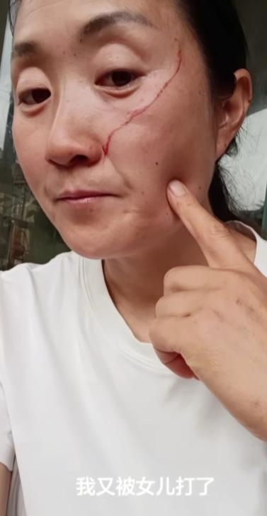 一言难尽！一位妈妈在网上哭诉。高考刚结束，中午她做了饭，把睡觉的女儿吵醒了。孩子